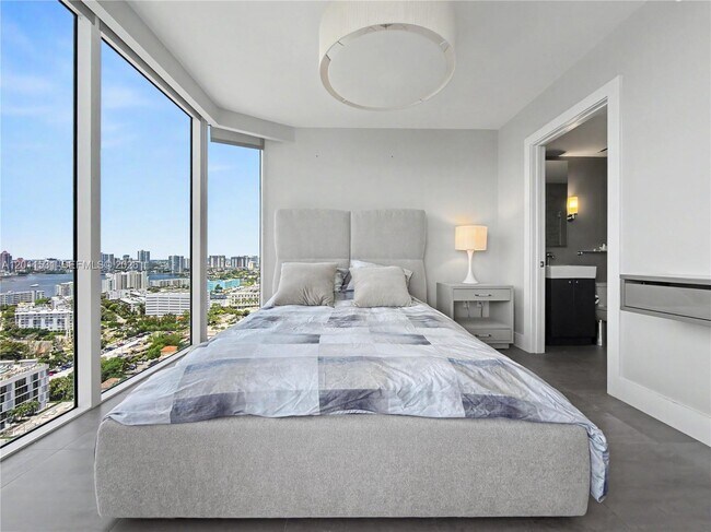 Building Photo - 17555 Collins Ave