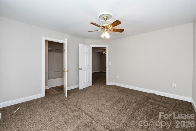 Building Photo - 807 King Arthur Dr