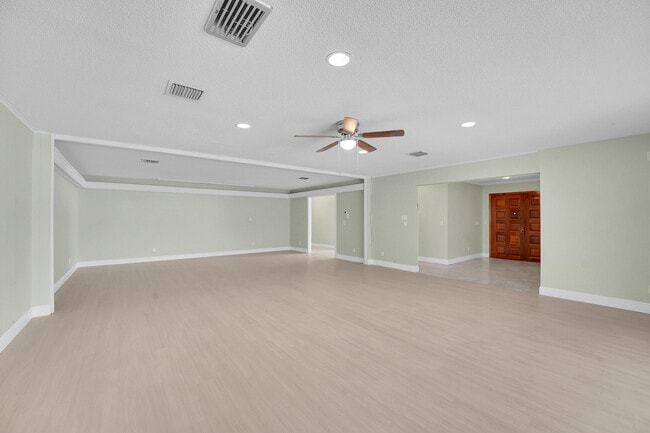 Building Photo - 154 SE Naranja Ave