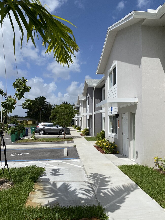 Building Photo - Miga Townhomes