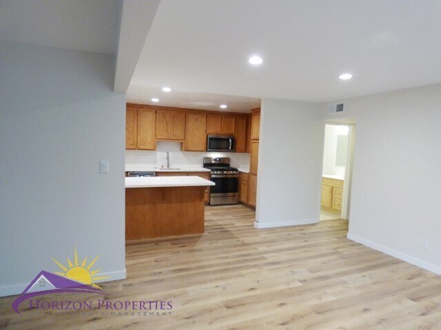 Building Photo - 4000-4002 Earnscliff Ave