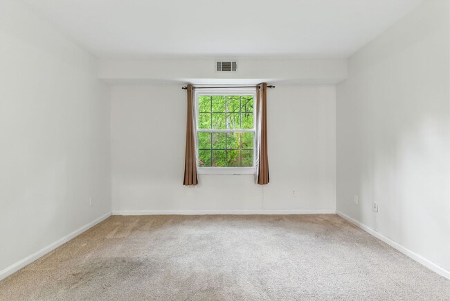Building Photo - Updated Condo with Community Amenities