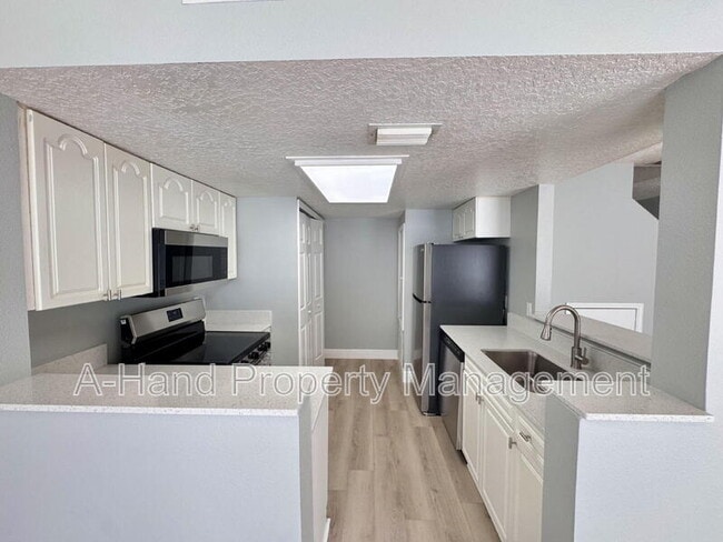 Building Photo - 2623 Fan Palm Dr