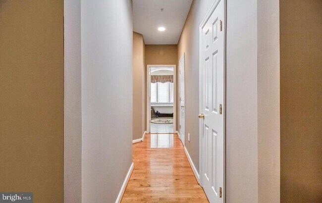 Building Photo - 913 Pleasant Dr