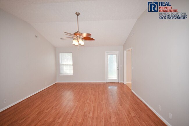 Building Photo - Adorable 3 bd house in the heart of Murfreesboro! Attached Garage!