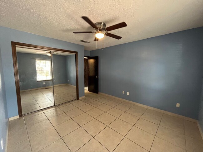 Building Photo - Spacious 3 Bedroom 2 Bathroom Home in the ...