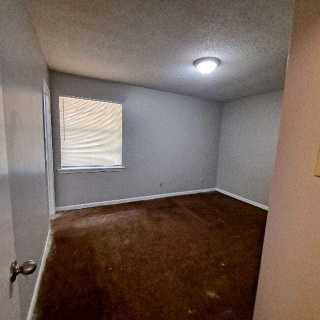 Building Photo - 3286 Sandy Springs Dr