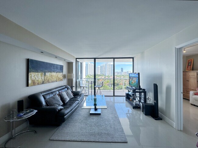 Building Photo - 3701 N Country Club Dr