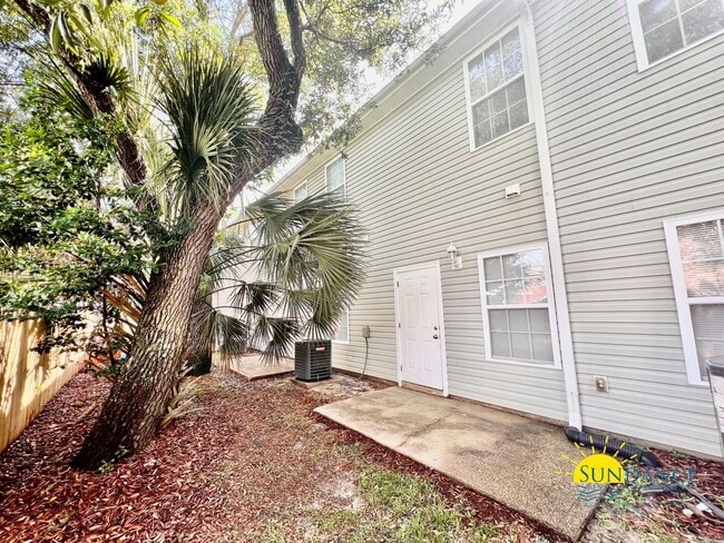 Building Photo - Great 3 Bedroom Townhouse in Fort Walton!