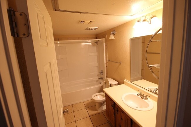 Building Photo - 1004 Mockingbird Ln