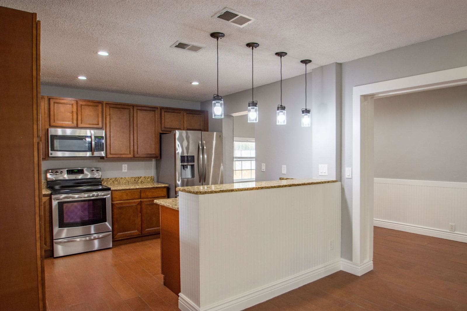 Building Photo - 704 Putt Ln