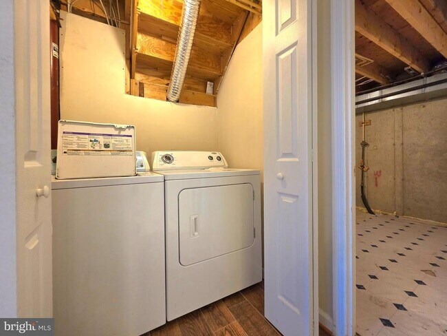 Building Photo - 3989 Hartlake St