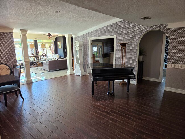 Building Photo - 1132 Ridge Dr