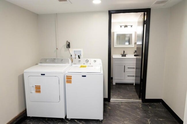 Building Photo - 810 Woodbine Rd