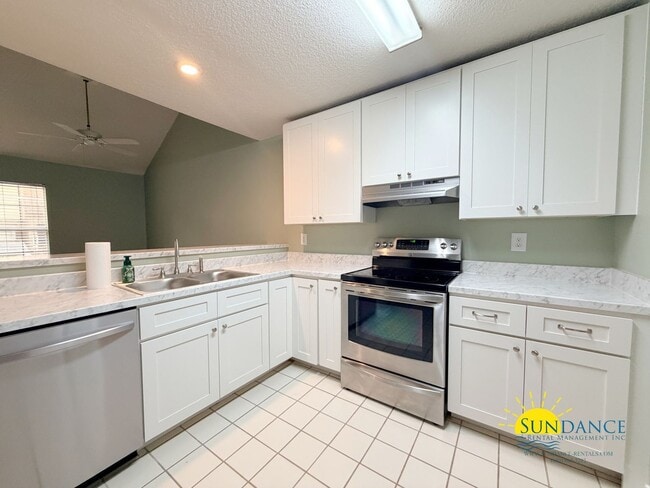 Building Photo - Spacious 3BR Townhome Minutes from Hurlburt Field and Eglin AFB!