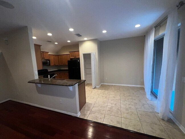 Building Photo - MOVE IN NOW-OVIEDO RENTAL!BEAUTIFUL 3 bd 2.5 bath townhome! 2 CAR ATTACHED GARAGE!FRESH PAINT! Wa...