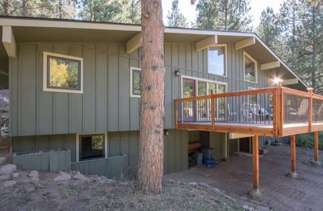 Building Photo - Available Now! Boulder's best kept secret....