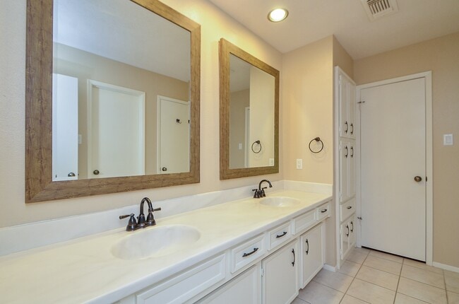 Building Photo - 3027 Colonial Dr