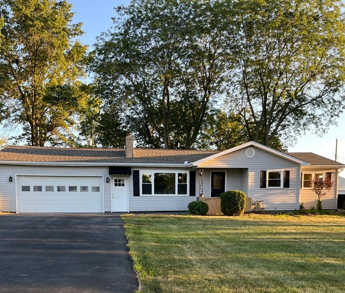 Primary Photo - 3249 W Breese Rd