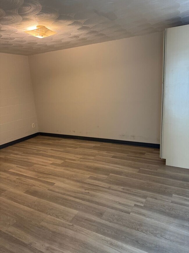 Building Photo - Spacious 2 Bedroom, 1 Bathroom Move-In Ready Apartment!