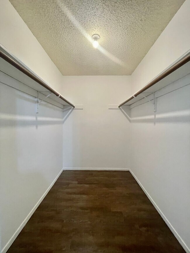 Building Photo - Spacious 2 Bedroom Apartment - Parking - N...