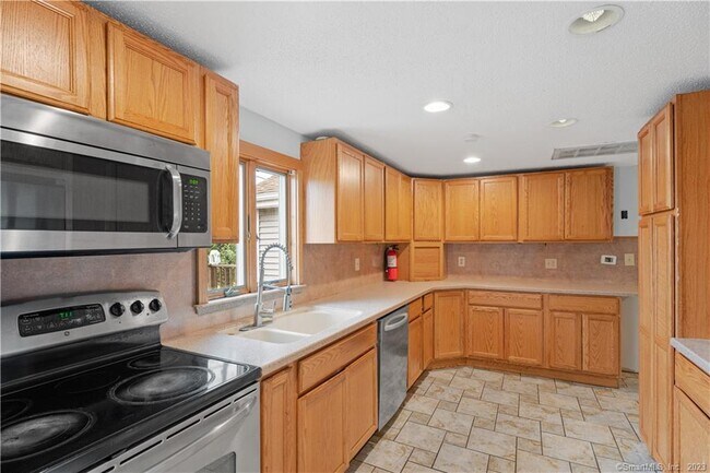 Building Photo - 224 Hartford Turnpike