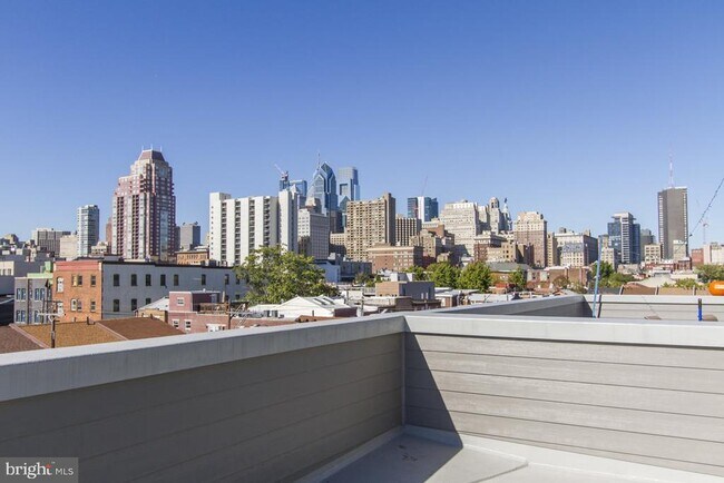 Building Photo - 712 S Sartain St