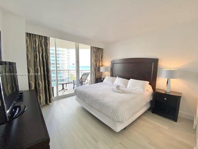 Building Photo - 17375 Collins Ave