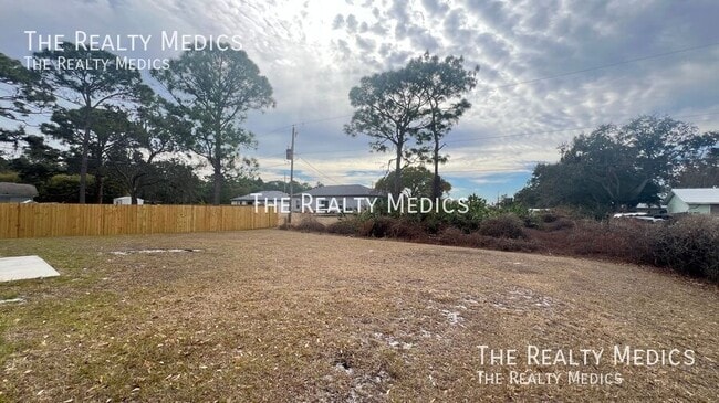 Building Photo - 1682 Waneta St SE