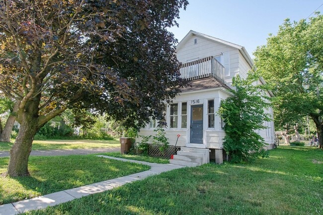 Building Photo - 1516/1520 E Hawthorne St