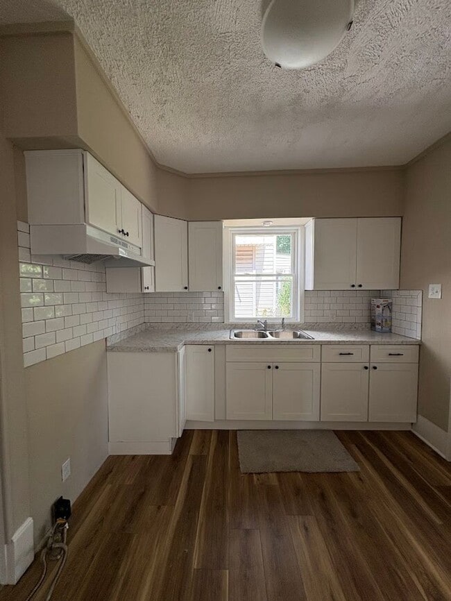 Building Photo - Four bedroom one bathroom home for rent