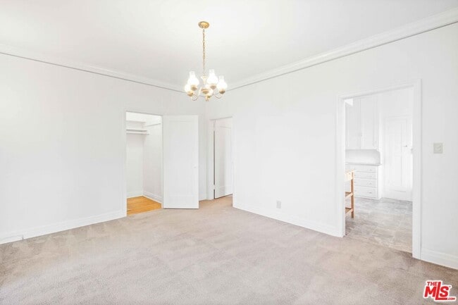 Building Photo - 643 S Detroit St