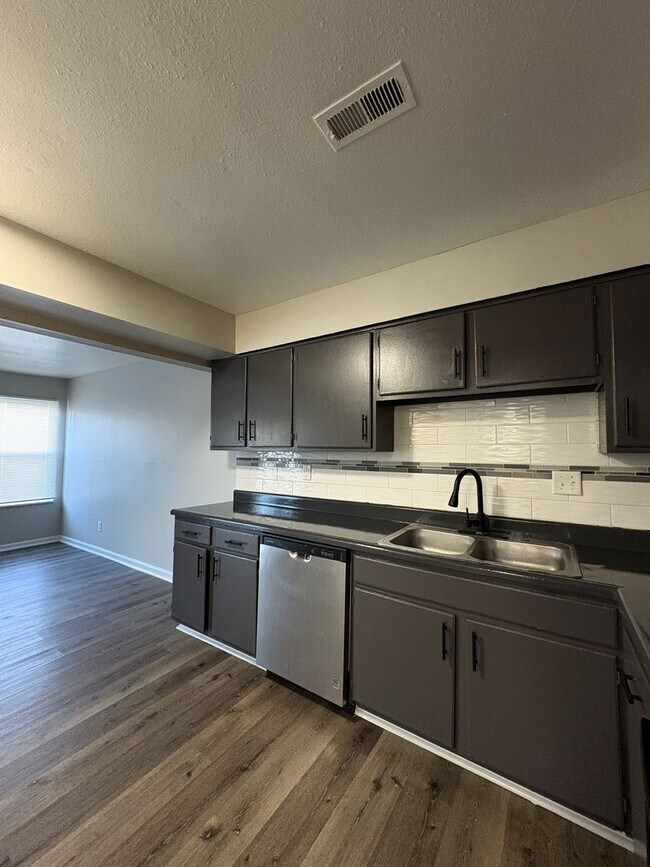 Building Photo - Remington On Rockville Living