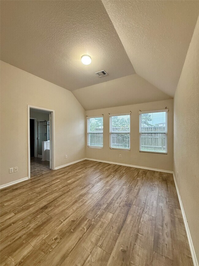 Building Photo - 14802 Fir Knoll Way