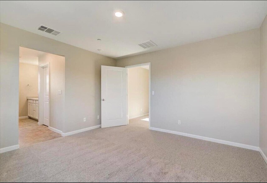 Building Photo - 3859 Roseparke Way