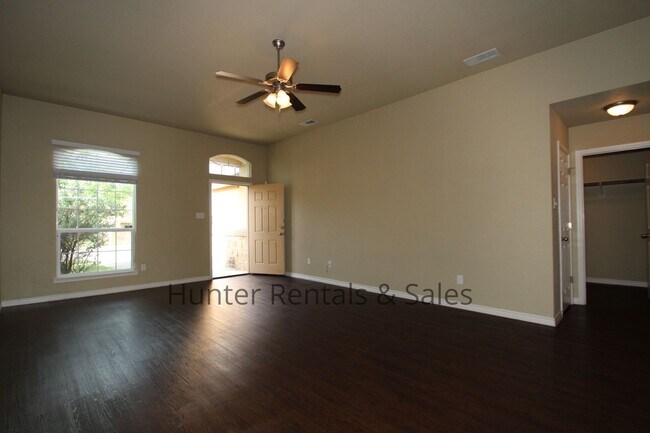 Building Photo - Spacious Duplex