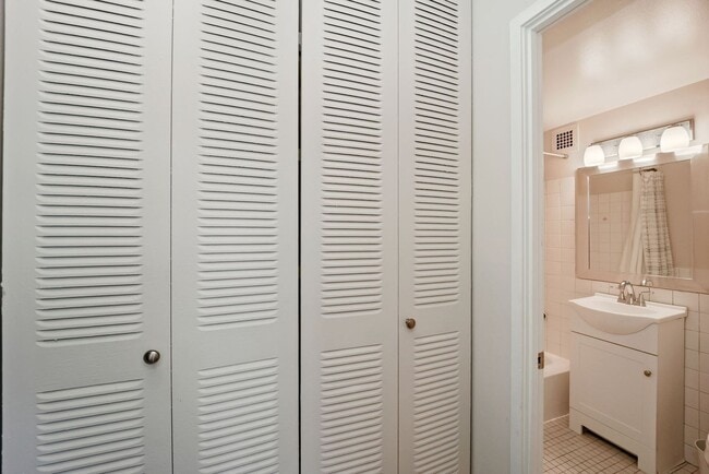 Building Photo - One month free rent with a lease start date on or before February 28th, 2026! 1 bedroom 1 bathroo...