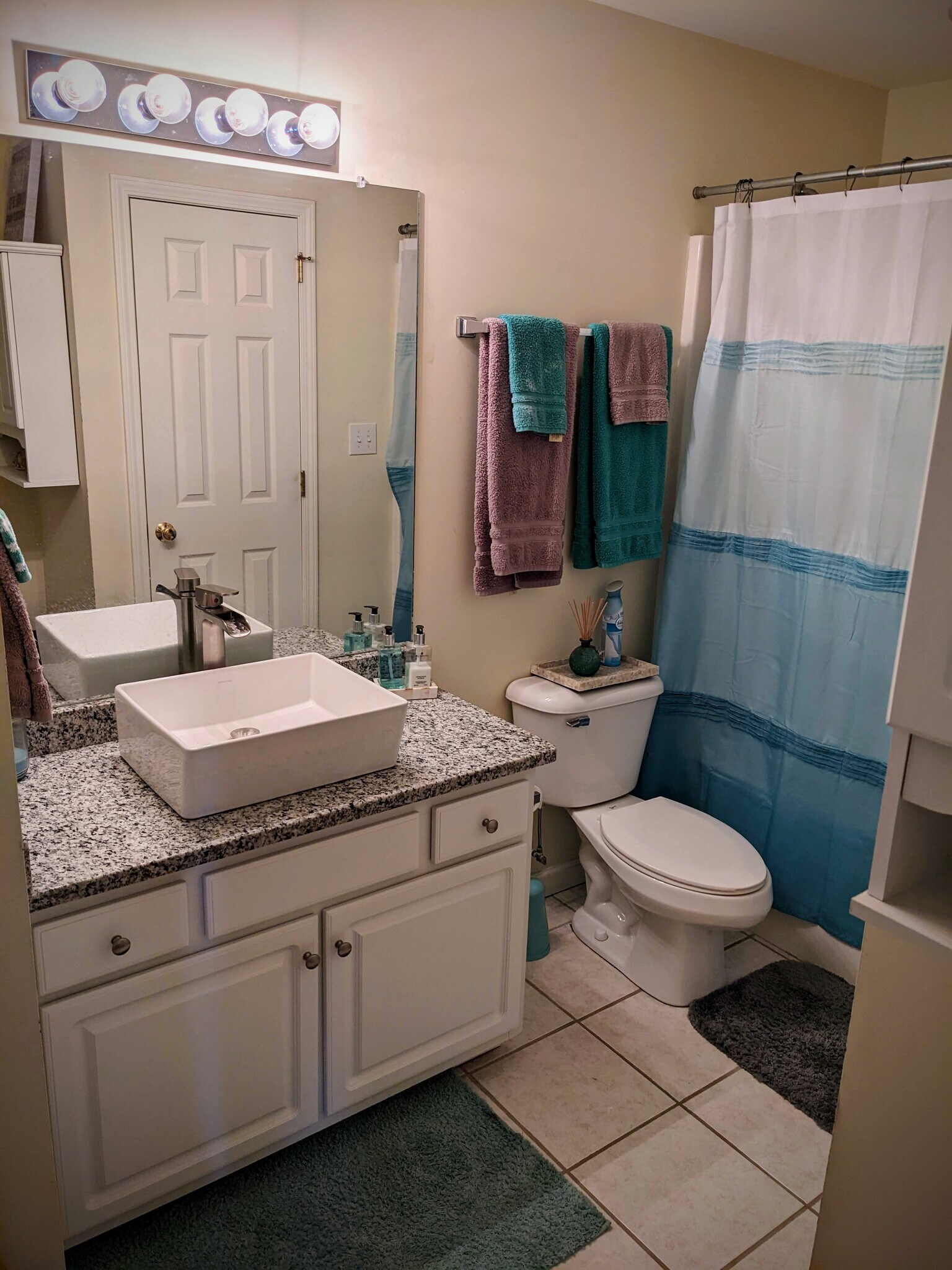 Full guest bath located off of main living area, featuring matching granite counter top. - 424 Commerce Ave