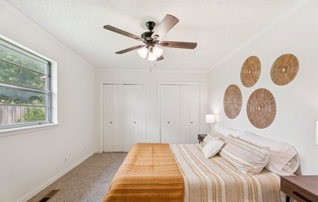 Building Photo - 3 Bed / 2 Bath in Central Tulsa!