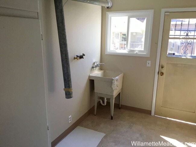 Building Photo - Charming Updated 3 Bedroom Home with A/C, Garage & Fenced Backyard in South Salem