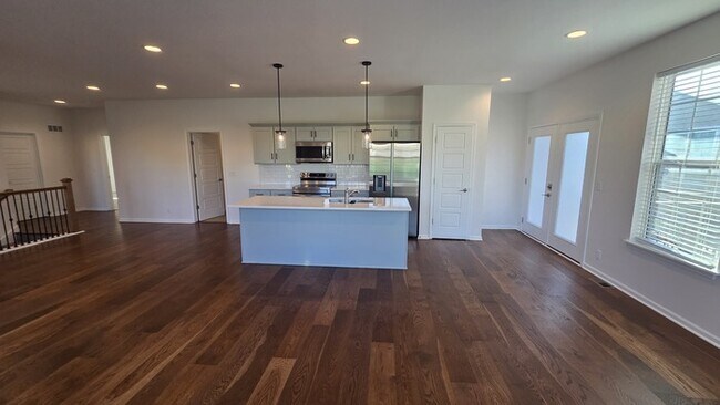Building Photo - 4 bed 3 bath 2 car garage all maintenance provided townhome