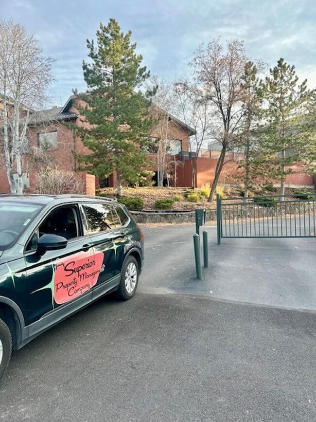 Building Photo - Riverfront Gated 2 Bedroom Luxury Condo!!