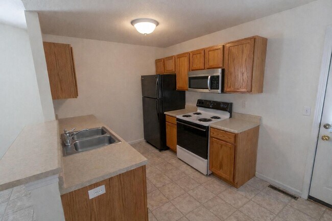 Building Photo - 3322 E St Charles Rd