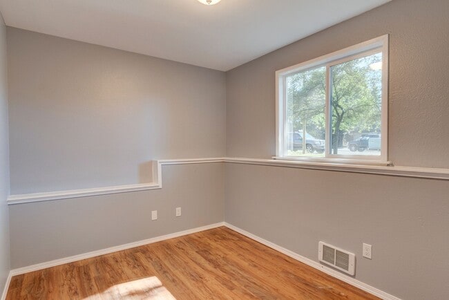 Building Photo - 4 Bedrooms & 2 Bathroom House
