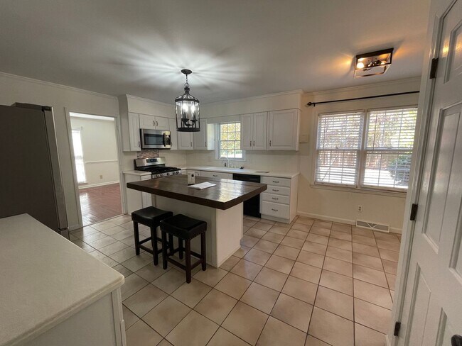 Building Photo - Large 4/4 House in Maplewood $2,650