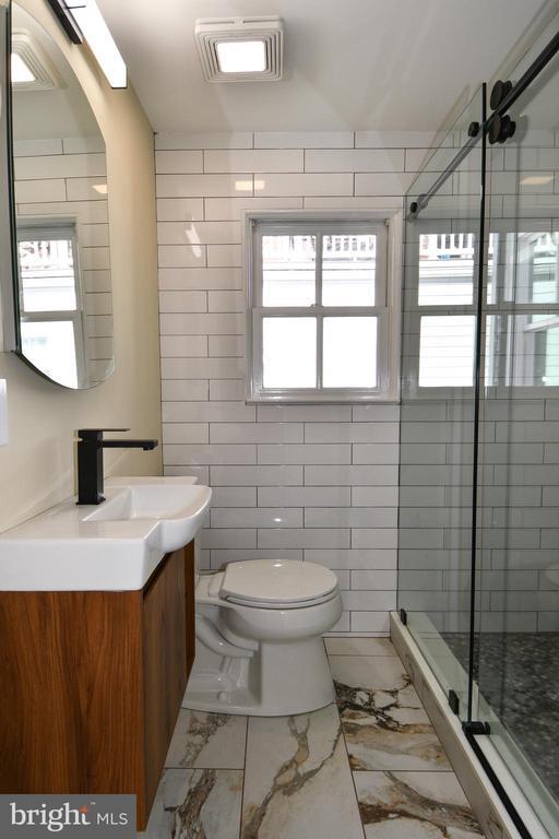 Building Photo - 216 S Henry St