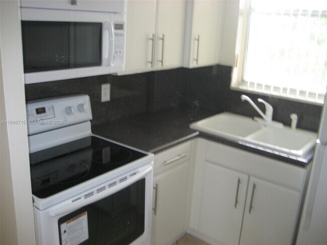 Building Photo - 1801 S Treasure Dr