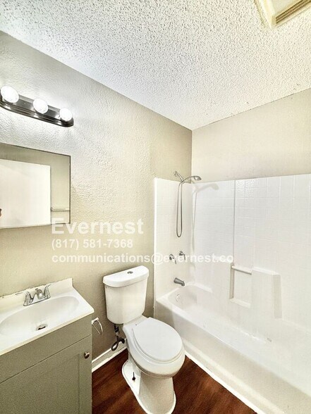 Building Photo - 2923 Azle Ave