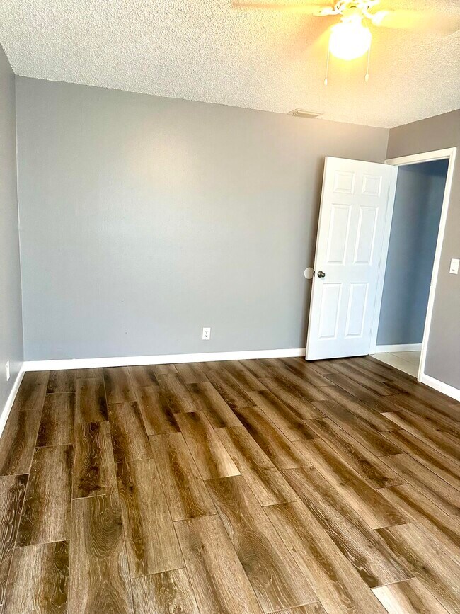 Building Photo - 9305 Sunrise Dr