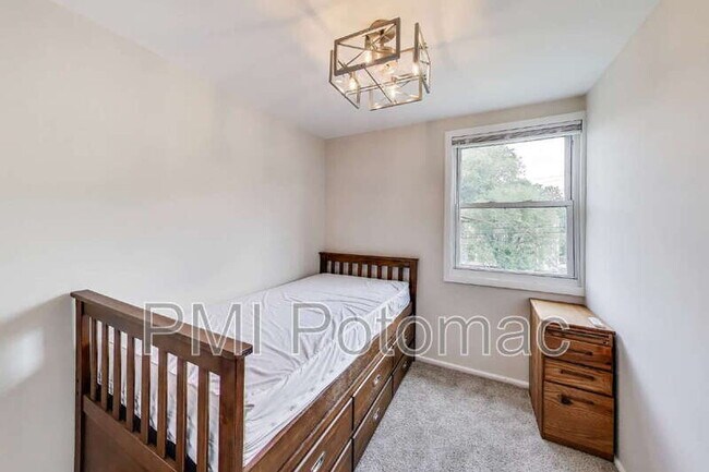 Building Photo - 3407 Floral St